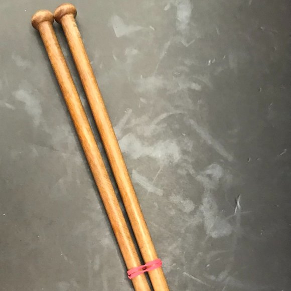 Knitting items (needles, bobbins, gauge, yarn holders) - Picture 8 of 14